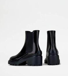 Ankle boots in elegant leather with side elastic inserts, stamped Tod's monogram, rubber pebble detailing on the heel and maxi rubber outsole. Timeless Wardrobe Staples, Italian Luxury, Rubber Heels, Black Ankle Boots, Luxury Retail, Luxury Shoes, Rubber Rain Boots, Leather Boots, Leather Upper