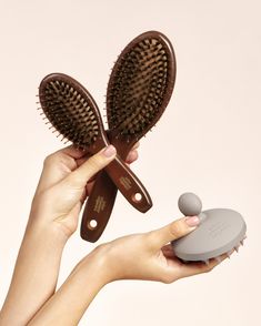 John Masters Organics scalp shake brush helps to gently remove build-up and massage the scalp to remove impurities. This invigorating scalp brush contains soft tines that massage the scalp without tangling the hair and works well to prep the scalp before cleansing. This brush is beneficial for all scalp and hair types to promote healthy hair and optimal scalp conditions. Exfoliating Scalp, Hair Paste, John Masters Organics, Scalp Brushing, Paddle Brush, Oily Scalp, Nourishing Shampoo, Hair Help, Scalp Conditions