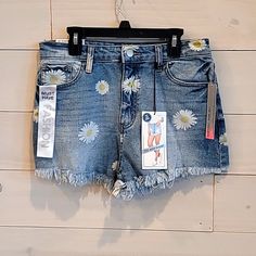 Nwt Daisy Print Denim Hi-Rise Cutoff Mom Shorts 9/29 Cotton/Spandex Blend 14.5" Waist, 11" Rise, 2" Inseam Quick Ship Top Rated Seller Stretchy Jean Shorts, Ripped Jean Shorts, Cuffed Denim Shorts, Mom Jeans Shorts, Stretch Denim Shorts, Print Denim, Black Jean Shorts, White Denim Shorts, Embellished Denim