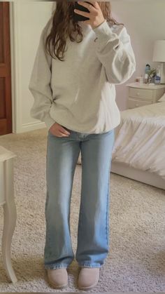 Fall jean outfit inspo - ugg mini outfit Ugg Mini Boots Outfit Style, Uggs And Jeans, Ugg Mini Outfit, Mood Broad, Characters Poses, Jean Fits, Jeans Outfit Fall, Jean Outfit, Mini Outfit