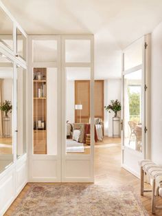 Puertas de cristal en paso hacia el salón Crittal Doors, Parisian Decor, Beach House Living Room, Sliding Doors, Home Deco, Beach House, Home And Family