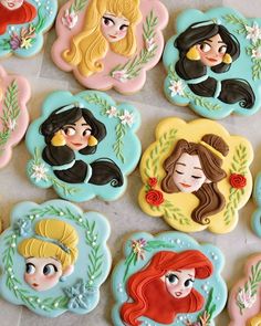 there are many decorated cookies with princesses on them