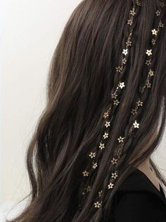 Cool Hairstyles With Accessories, Hair Accessories Ideas For Women, Hair With Decoration, Aesthetic Gold Accessories, Prom Hairstyles Accessories, Eras Tour Hair Accessories, Pretty Unique Hairstyles, Gold Hair Styles, Hairstyles With Chains