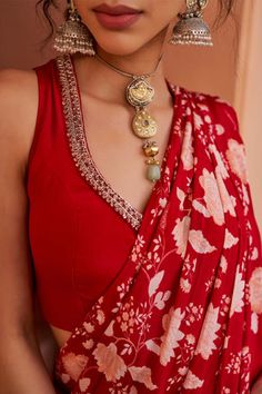 Sleeveless Designer Blouse Designs, Red Saree With Sleeveless Blouse, Sleeveless Embroidered Blouse, Red Blouse Ideas, Crepe Blouse Design, Saree Blouse Styles Sleeveless, Sleeveless Blouse Ideas, Sleeve Less Blouse Designs, Sleeveless Blouse Designs Saree