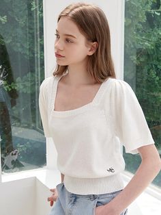 This is a modern and comfortable top by MICANE that is made out of high quality fabric. With minimal design detail and trendy mood, you can style it for your casual and young daily outfit.- Knit fabric suitable for summer- Shirring detail on the sleeves- Semi cropped silhouette- Deep square necklline Trendy Cotton V-neck Knit Top, Beige Cotton V-neck Knit Top, Relaxed Fit Feminine Crew Neck Top, Chic Crew Neck Top For Day Out, Modern V-neck Tops For Summer, Textured Knit Cotton Top For Fall, Chic Crew Neck Sweater For Day Out, Trendy Short Sleeve Knit Top For Loungewear, Chic Fine Knit Spring Sweater