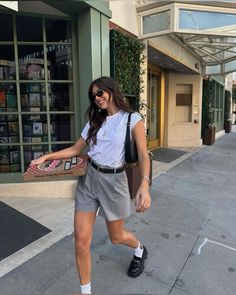 Long Pleated Shorts Outfit, Shorts Business Casual Outfits, New York Ootd Summer, Classy Casual Outfits Chic Summer, Berlin Style Summer, Summer Patio Outfit, Shorts Outfits 2024, Trousers Shorts Outfit, Business Shorts Outfit