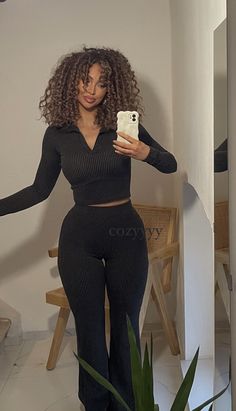 Woman Winter Outfits, Black Woman Anime, Black Woman Aesthetic, Winter Outfits Cute, Fall Fashion Outfits Casual, Woman Hairstyles, Wallpapers Beautiful, Woman Aesthetic, Old Outfits