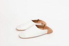 Leather slippers are the perfect Mother's Day gift - for everyone from new moms to grandmoms. The Bright White & Camel are great for spring. Chic House, Must Have Travel Accessories, Babouche Slippers, Comfort Chic, Backless Loafers, Logo Shoes, Designer Shoe, Indoor Slippers, Casual Footwear