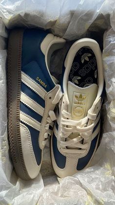 Sambas Shoes Outfit, Shoes Like Sambas, New Shoes Instagram Story, Navy Blue Sambas, Addidas Shoes Samba, Platform Sambas, Samba Shoes Outfit, Adidas Samba Aesthetic, Adidas Samba Blue