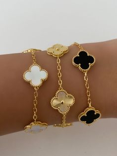 Fashion is passion. It's change person. Gold Clover Bracelet, Clover Bracelet Gold, Vancleef Bracelets, Gold Van Cleef Bracelet, Making Beaded Jewelry, Clover Bracelets, Bracelet Clover, Spring Jewelry Trends