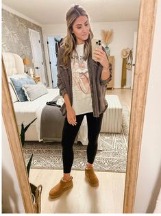 Adulting Outfits, Black Leggings Outfit Winter, Instagram Recreate, Outfit Leggins, Ugg Outfits, Gym People, Leggings Outfit Winter, Lauren Mcbride, Cycling Tights