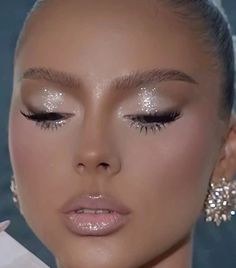 Glitz And Glam Makeup Look, White Shimmer Makeup Looks, Wedding Makeup Ethereal, Light Shimmer Eye Makeup, Champagne Makeup, Wet Makeup, Glitter Looks, Full Glam, Night Beauty