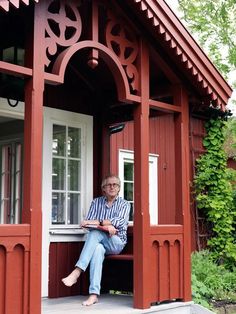 The perfect, pared-back coziness of a 17th century Swedish farmhouse Tiny Porch Ideas, Swedish Fence, Swedish House Exterior, Lars Bolander, Gingerbread Architecture, Maine Cabin, Home Ideas Kitchen, Traditional Decorating, Swedish Houses