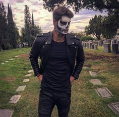 nick bateman Mara Dyer, Leather Jacket Outfit Men, Nick Bateman, Leather Jacket Outfits, Fantasias Halloween, Mens Halloween Costumes, Up Halloween, Leather Outfit