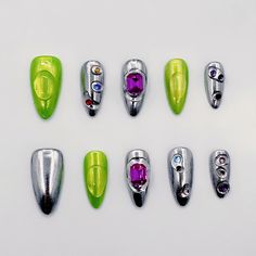 Clous futuristes argentés et verts à pression avec strass colorés. Ongles en faux acrylique faits à la main avec un look métallique et avant-gardiste. 🫰 Matériaux et artisanat  Gel 3D de haute qualité réalisé à la main, délicatement peint à la main, avec des décorations multi-éléments. Ces clous à pression de luxe robustes et durables sont ceux auxquels vous pouvez faire confiance. 🚚 Livraison gratuite 📏 𝐒𝐢𝐳𝐞 -S : 15 mm, 11 mm, 12 mm, 11 mm, 9 mm -M : 16 mm, 12 mm, 13 mm, 12 mm, 10 mm -L Silver And Green Nails, Nails Metal, Metal Nails, Beauty Make-up, Unique Nails, Rhinestone Designs, Nail Art Decorations, Green Nails, Long Nails