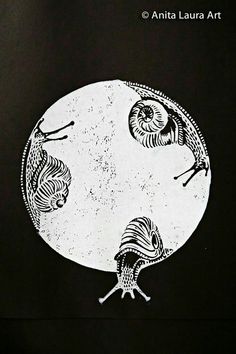 an image of three birds in the middle of a circle