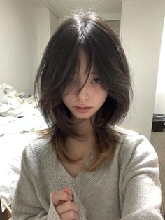 Wolf Cut Girls Medium Hair, Wolf Haircut Without Bangs, Flowy Layers Haircut, Haircut Female Medium, Hush Cut No Bangs, Wolfcut Straight Hair Unstyled, Medium Wolf Cut Women, Wolf Cut Hair Girl, Acubi Haircut