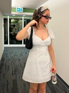 Halloween Costumes With A White Dress, Film Characters Costumes, Halloween Costume With White Dress, Easy Aesthetic Halloween Costumes, Costumes With White Dress, White Dress Halloween Costume Ideas, Halloween Costumes With White Dress, Celebrity Costumes Ideas, Halloween Costumes Film Characters