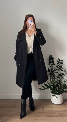 Trench Coat Long Noir Double boutonnage 8 boutons Ceinture à nouer Patte de serrage aux poignets Cape dans le dos Matière imperméable Composition : 55% Polyamide, 45% Polyester Le modèle mesure 1m65 et porte une taille M Long Coat, Cape, Composition