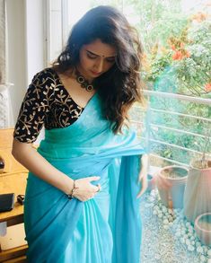 Ashika Ranganath Akrithi Sarees, Contrast Blouse Designs, Ashika Ranganath Saree, Aksha Pardasany Saree, Sleeves Blouse Designs, Rachitha Mahalakshmi Saree, Saree With Contrast Blouse, Ahana Krishna In Saree, Ashika Ranganath