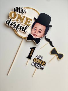 a cake topper with the likeness of michael jackson on it and some other decorations