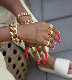 #jewelryaddiction ##nailsaddict #streetstyleinspiration #goldjewelryideas #thatgirlfeed #jewelry Chica Hip Hop, Gold Aesthetic, Jewelry Photography