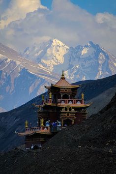 Gue Village, Spiti, Himachal Pradesh.
Such a beauty!🇮🇳 Mountains In India, Nepal Art, Ladakh India, India Travel Places, Spiti Valley, Travel Infographic, Northeast India