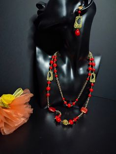 This is a necklace and earring set with bright red Majorca pearls. Beautiful long chain necklace in the style of the 50s composed of aluminum chain, red Mallorcan pearls and golden bronze components. The chain is golden. The pearls are shiny an intense red. The necklace is very elegant, perfect for low-cut evening dresses but also for a single-colored winter sweater to wear every day. The necklace is very long, more than one meter and has no clasp. The earrings include the same golden elements and red pearl drops. This set is perfect for those who love elegant style. All jewels are delivered in a decorated box, ready to be given as a gift to your loved one. How to take care of your jewellery: put on your beauty products (cosmetics, perfumes, ...) before wearing your precious jewel. Clean y Luxury Modern Red Necklace, Luxury Red Necklace With Polished Finish, Luxury Red Necklace With Large Pendant, Precious Jewels, Long Chain Necklace, Majorca, Earrings Red, Winter Sweater, Necklace Long