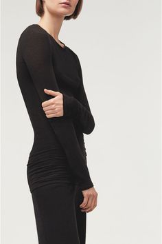 Cashmere skin long sleeve crewneck top. Extreme stretch. Perfect for layering. EC90100 - Content: 86% tencel | 9% cashmere | 5% elastane- Form fitting with length for scrunching- Model is 5'10" and wearing size S Dress With Cardigan, Women Long Sleeve, Layering, Cashmere, Lounge Wear, Vogue, Crew Neck, Skin, Long Sleeve