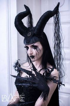 Succubus Costume, Demon Makeup, Halloween Make-up Looks, Drag Make-up, Horror Make-up, Creepy Halloween Makeup, Goth Model, Cool Halloween Makeup