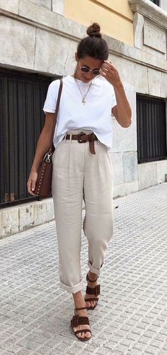 Neutral outfit with high-waisted pleated pants* white tee* neutral sandals* and bag Áo Blu, T Shirt Branca, Beige Pants, Neutral Outfit, Inspired Outfits, Edgy Outfits