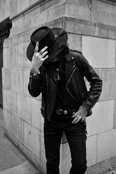 Rock N Roll Style Men, Fedora Hat Men Outfits, Rocker Style Men, Hat Men Outfit, 70s Outfits Men, Look Rock Chic, Rocker Aesthetic, 70s Fashion Men, Rock Style Men