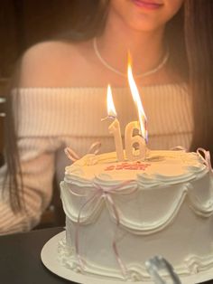 #birthday #girlhood #taylor #sixteen #cake #cutecore Sweet Sixteen Bday Cakes, Cute Birthday Pictures With Cake, Cake Birthday Pictures, Bd Picture Ideas, 15 Birthday Pictures, Foto Happy Birthday Aesthetic, Dreamy Birthday Photoshoot, Happy Birthday Ideas Photo, Sixteen Birthday Photoshoot