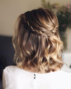 Bob Wedding Hairstyles Ideas For 2022 [Guide And FAQs] ★ bob wedding hairstyles half up with braids bridal_hairstylist Bridesmaid Hair Blonde Medium Length, Half Up Short Bridal Hair, Bob Hairstyles For Wedding Guest, Reunion Hairstyles, Bob Hairstyles For Wedding, Hairstyles For Wedding Guest, Gala Hairstyles, Mob Hair, Bob Wedding Hairstyles