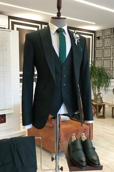 Discover the very best King Black 3-Piece Point Lapel One Button Business Suit for work,prom and wedding occasions at Bradymensuit. Custom made Black Peaked Lapel mens suits with high quality. Lapel Wedding, Grey Slim Fit Suit, Men's Business Suits, Suits Men Business, Suits Prom, Lapel Jacket, Prom Suits, Slim Fit Blazers, Slim Fit Suit