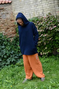 Warm cotton navy blue hoodie for man or woman. Long one with pockets and big hood. Very warm and cozy! 92% Cotton 8% polyester. Density - 280g/m2. Made in EU. Each piece is handmade, so there might be some slight changes. If you have any question, feel free to write me. SizeSleeve (in/cm)Lenght (in/cm)Width (in/cm) XS23/5035/8922/56 S24/5235/8922.8/58 M26/6335/8923.6/60 L28/6735/8924.4/62 XL30/6835/8925.2/64 * Care Instructions: Washing machine or hand wash, up to 40 oC, hang to dry. *Shipping P Blue Oversized Hoodie, Hoodie Man, Long Hooded Jacket, Long Hooded Sweatshirt, Jacket Man, Hoodie Jacket Men, Navy Blue Hoodie, Loose Hoodie, Aesthetic Hoodie