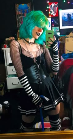 Clown Punk Fashion, Alt Clown Outfit, Emo Clown Outfit, Grunge Clown Outfit, Cripplepunk Aesthetic, Green Hair Costume Ideas, Goth Clown Costume, Clown Girl Outfit, Clown Halloween Outfit