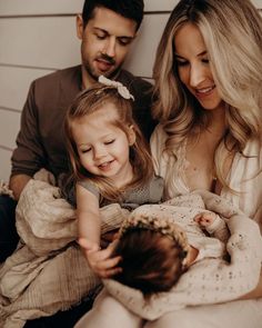 Winter Family Newborn Pictures, Newborn Family Pictures Studio, Family Photoshoot With Newborn, Lifestyle Newborn Family, Mother Baby Photography, Baby Boy Newborn Photography, Cute Family Photos