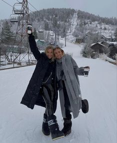 Snow Inspo Outfits, Outfit Neve, Snowy Weather Outfits, Après Ski Outfit, Snow Aesthetic Outfit, Moonboot Outfit Ideas, Winter Trip Outfits, After Ski Outfit