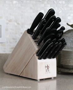 a knife holder with many knives in it