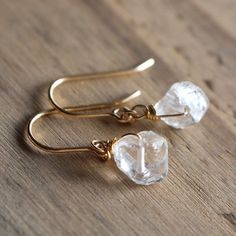 Crystal Earing Ideas, Diy Crystal Earrings, Diy Gemstone Jewelry, Wire Wrapped Jewelry Diy, Natural Jewelry, Common Thread, Hand Crafted Jewelry, Pretty Earrings, Bijoux Diy