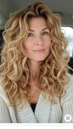 Layered Curly Haircuts, Spring Hair Color, Medium Curly Hair Styles, Chique Outfits, Long Blonde, Long Blonde Hair, Curly Hair Cuts, Long Curly Hair, Long Curly