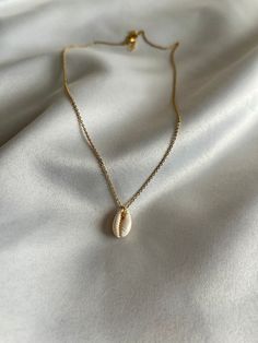 Cowrie Sea Shell Necklace, White Conch Seashell Necklace, Natural Sea Shell Necklace, Minimalist Seashell Necklace, Boho Summer Jewelry, Anniversary Gifts, Mothers Day Gift, Gift for Mom 🌸Check-out 25% off when you buy 2 or more items  FEATURES - Material:  The chain and intermediate apparatus are high quality gold plated brass. The pendant is a natural seashell. - Production Time : All items are custom made to order. Our preparation time is 1-2 working days.   DIMENSIONS - Necklace Length: 16.92 inch / 43 cm -Pendant Size: 0.31"x0.59" / (0.8cmx1.5cm) - Extension Chain Length: 1.18 inch / 3 cm  INSTRUCTIONS FOR USE - It is not recommended to enter the sea, shower or pool. - Please keep the product away from chemicals such as shampoo and detergent. 🌎 SHIPPING INFO - Preparation Time: 1-2 Conch Seashell, Sea Shell Necklace, Bracelets Design, Beads Bracelet Design, Seashell Necklace, Necklace Minimalist, Necklace White, Shell Necklace, Shell Jewelry