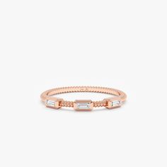 14k solid rose gold diamond station ring with ribbed band design Diamond Bezel Ring, Memory Ring, Twisted Ring, Chic Rings, Solid Gold Bracelet, Solid Gold Necklace, Solid Gold Ring, Twisted Band, Bezel Ring