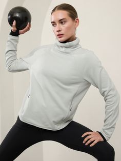 FOR: Layering up to and from your workout FEEL: Arctic Fleece is sleek on the outside and soft and cozy on the inside FAVE: High collar provides extra warmth where you need it Relaxed with room to move Regular length, hits at low hip Body length: Regular 24 1/4", Plus 26 3/4". Now available in plus sizes 1X to 3X. Winter Active Wear Outfits, Winter Workout Clothes, Workout Outfits Winter, Distance Running, Funnel Neck Sweatshirt, Winter Workout, Bra Dress, Funnel Neck, High Collar