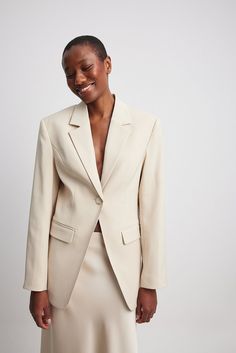 This blazer features an oversized fit and padded shoulders. It has a lapel neckline and front flap pockets. Our blazer features a single button closure. One Button Blazer, Blazer Beige, Tailored Blazer, Future Fashion, Blazer Buttons, Na Kd, Office Wear, Flap Pocket, Women Empowerment