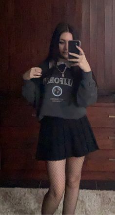 Outfits With Black Tennis Skirt, Tennis Skirt Grunge, Black Tennis Skirt Aesthetic, Skater Skirt Outfit Aesthetic, Black Tennis Skirt Outfits, Black Skirt Outfit Aesthetic, Black Skater Skirt Outfit, Black Tennis Skirt Outfit, Grunge Skirt Outfit