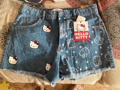 Hello Kitty Pants Jeans, Hello Kitty Shirt Design, Sanrio Jeans, Hello Kitty Shorts, Sanrio Outfits, Sanrio Clothes, Hello Kitty Birthday Party, Cute Ducklings, Kitty Clothes