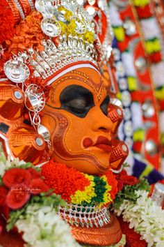 theyyam in kerala Vibrant Makeup, Mythological Characters, Spiritual Beliefs, Traditional Dance, Masks Art, Art Practice