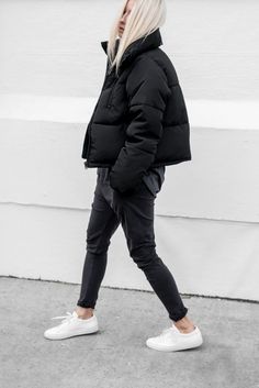 How to Winter Proof Your Outfits| Winter Clothes| Fashion| Jacket Urban Wear Women, Cool Girl Outfits, Jacket Outfit, Pinterest Fashion, Winter Mode, Flared Jeans, Looks Style, Winter Fashion Outfits, Fall Winter Outfits